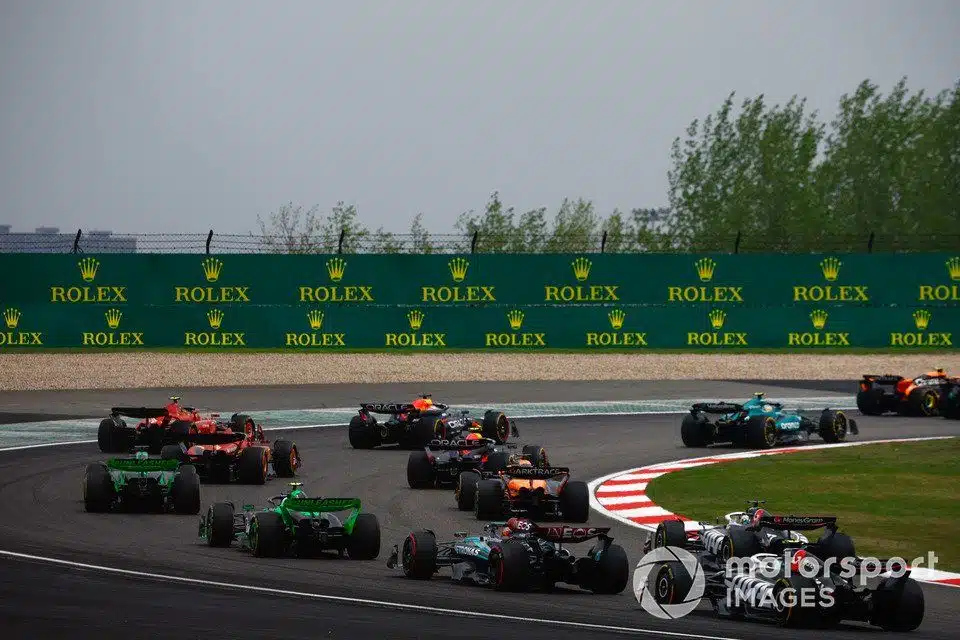 Fernando Alonso, Aston Martin AMR24, Max Verstappen, Red Bull Racing RB20, Sergio Perez, Red Bull Racing RB20, Carlos Sainz, Ferrari SF-24, Charles Leclerc, Ferrari SF-24, the rest of the field at the start of the Sprint